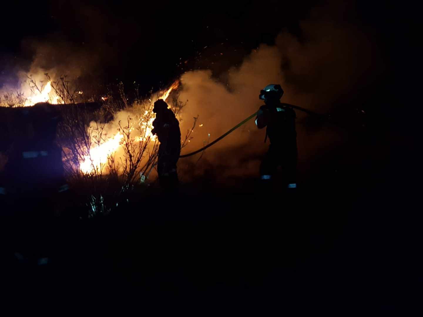 Bomberos trabajan en el incendio de Artenara