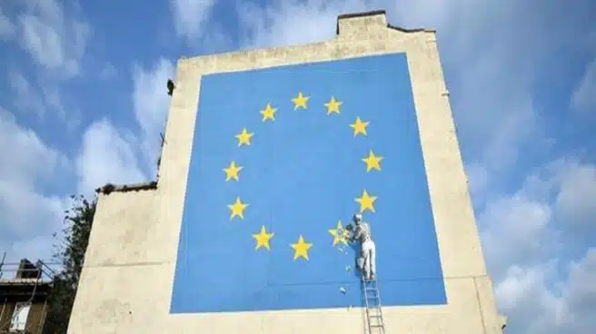 Desaparece el mural de Banksy que ironizaba sobre el Brexit pintado en Dover