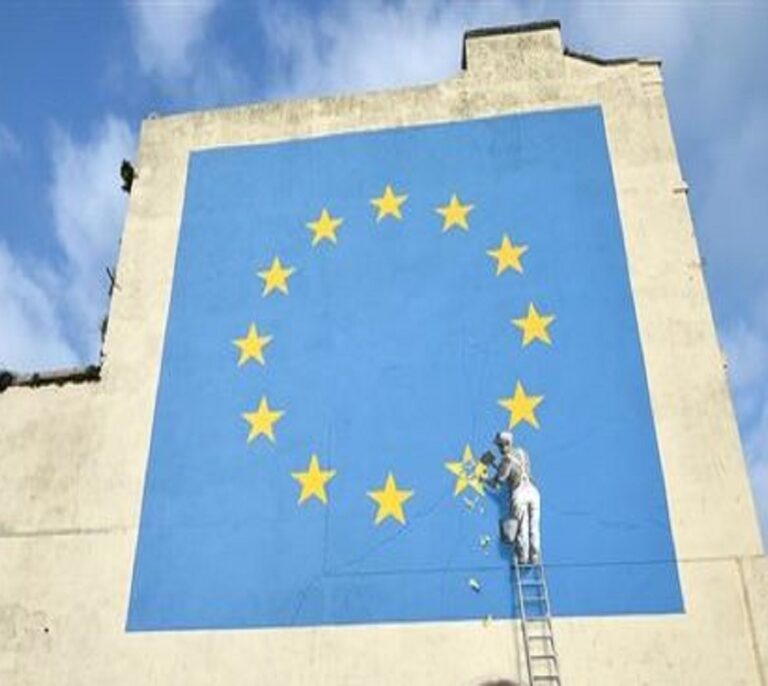 Desaparece el mural de Banksy que ironizaba sobre el Brexit pintado en Dover