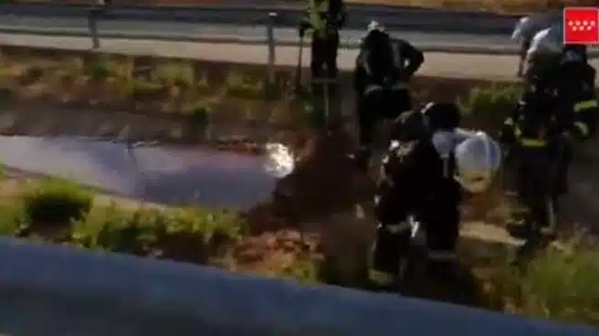 Un camión cisterna en Madrid sufre un accidente y genera una fuga de hipoclorito sódico