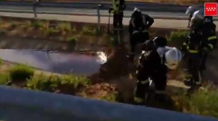 Un camión cisterna en Madrid sufre un accidente y genera una fuga de hipoclorito sódico