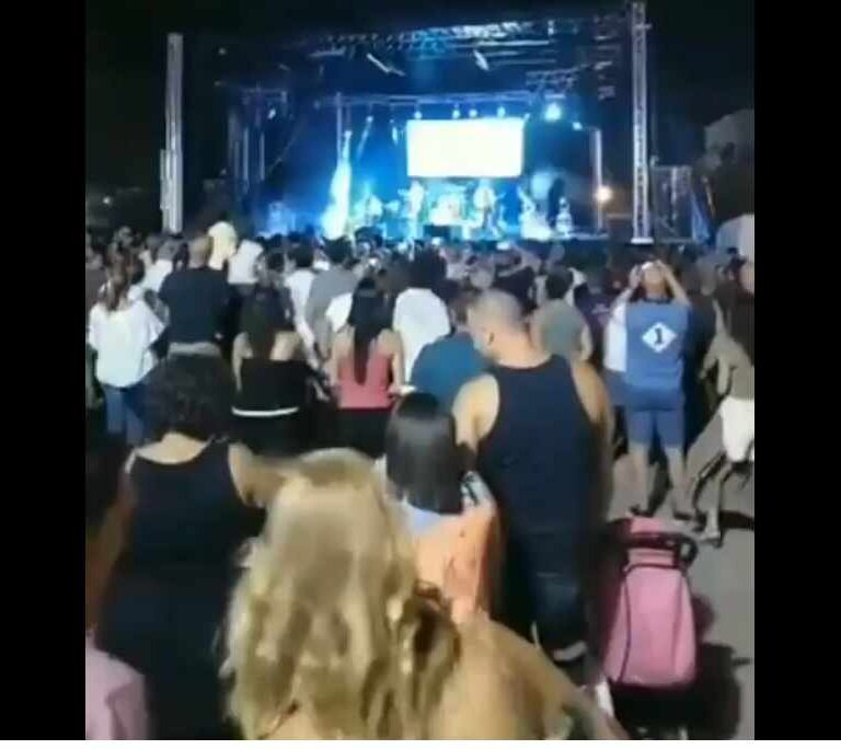 Se desploma el escenario en pleno concierto en las fiestas de Serranillos del Valle