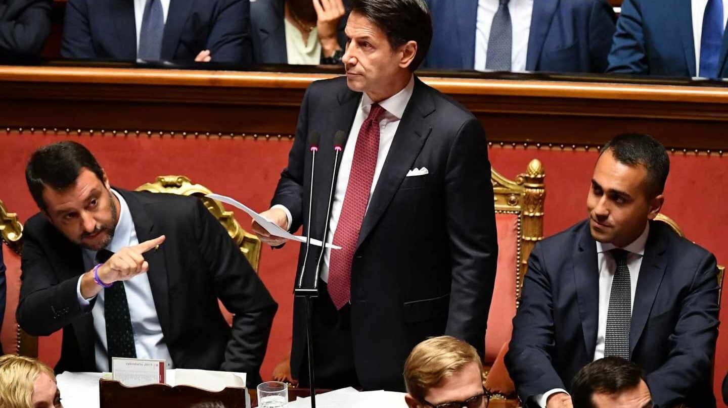 Giuseppe Conte, flanqueado por Salvini, y Di Maio, en el Senado.