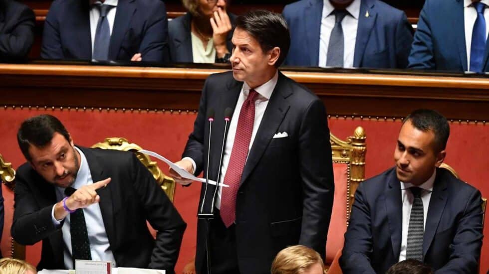Giuseppe Conte, flanqueado por Salvini, y Di Maio, en el Senado.