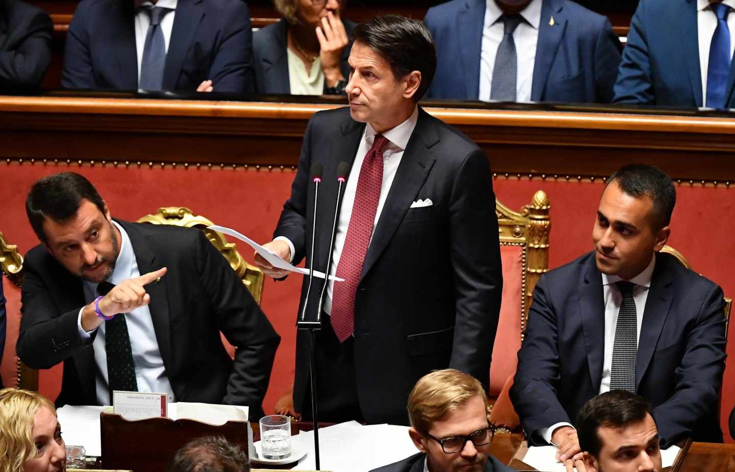 Giuseppe Conte, flanqueado por Salvini, y Di Maio, en el Senado.