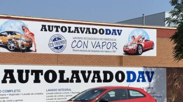 El cartel sexista de un autolavado en Alcalá que el Ayuntamiento ha elevado a Fiscalía