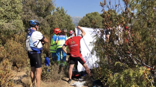 Unos ciclistas tratan de reanimar a un compañero mientras esperan ayuda