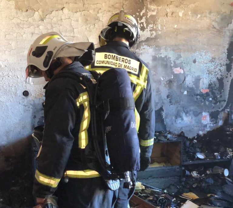 Muere un trabajador y otro resulta grave al caerles un muro de una vivienda en Madrid