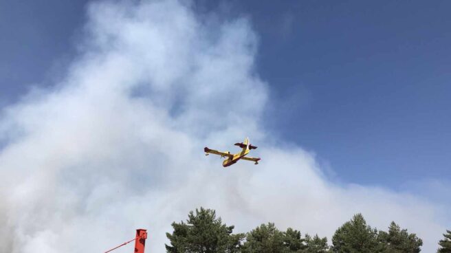 Bomberos tratan de evitar que un incendio en Madrid llegue al Pargue Nacional de Guadarrama