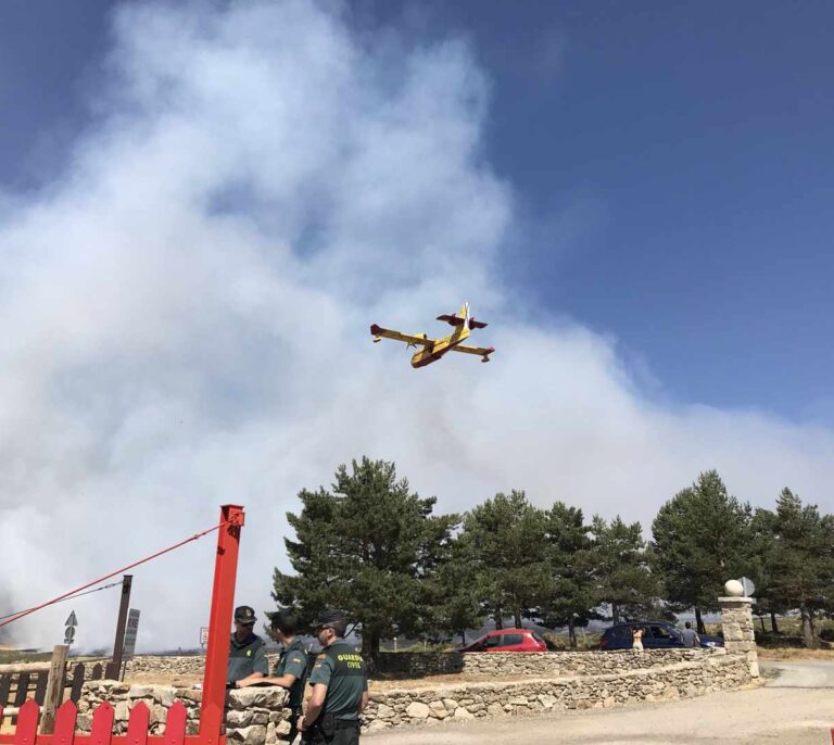 Bomberos tratan de evitar que un incendio en Madrid llegue al Pargue Nacional de Guadarrama