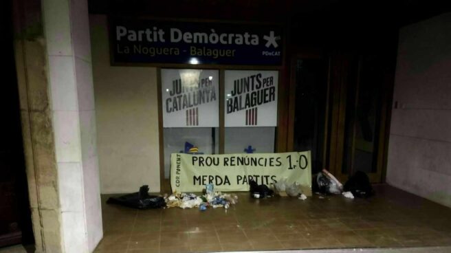 Basura en la puerta de una sede.