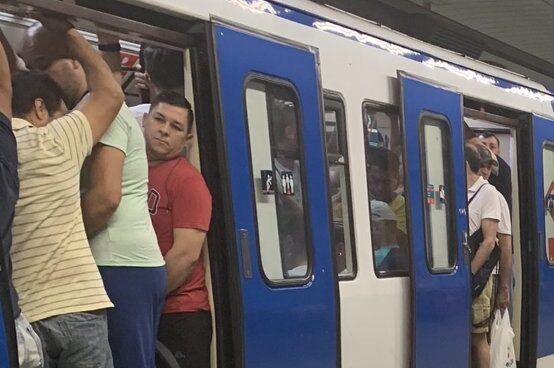 Atascos en Madrid por la lluvia y aglomeración de pasajeros en el Metro por la huelga