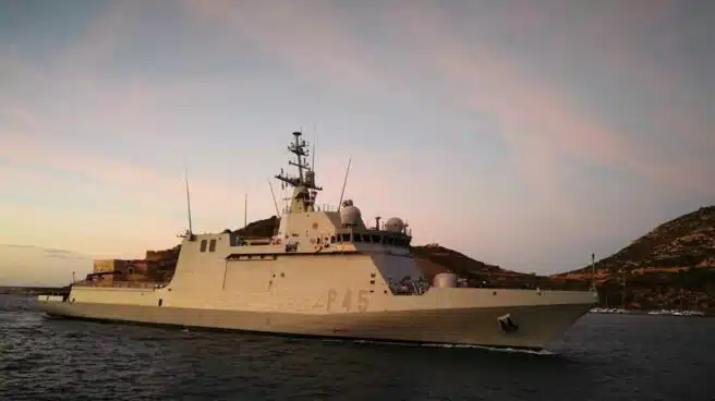 España prepara un buque del Ejército para recoger de inmediato a los migrantes del Open Arms
