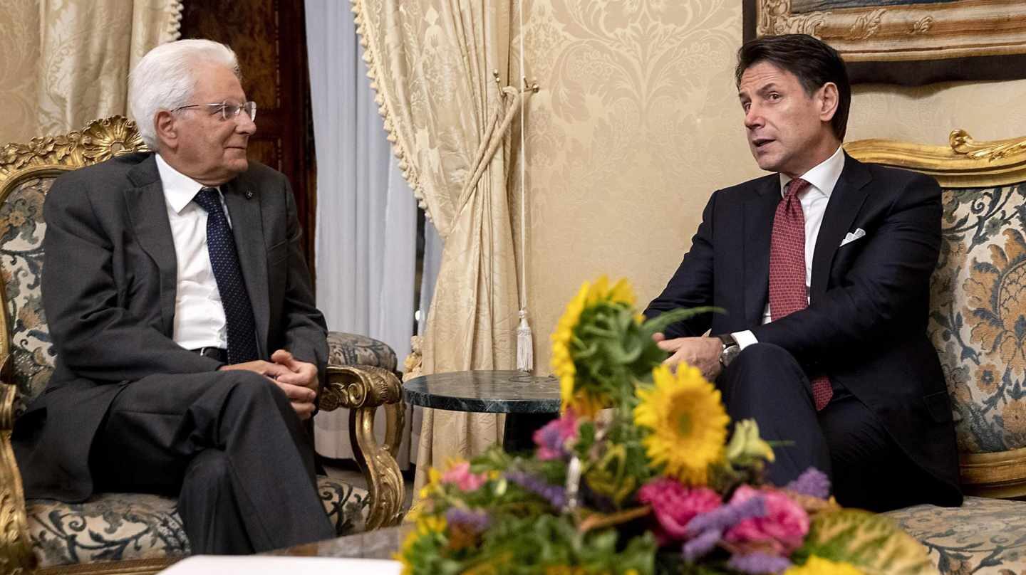 El presidente de Italia, Sergio Mattarella, junto a Giuseppe Conte, a quien ha encargado de nuevo formar gobierno.