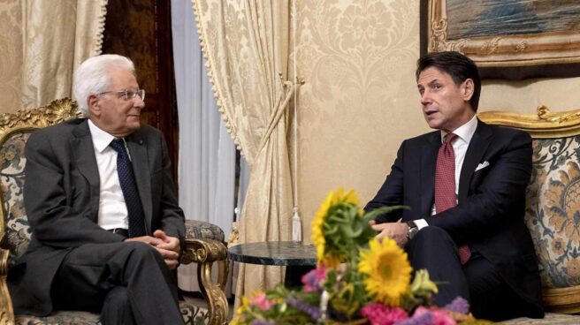 El presidente de Italia, Sergio Mattarella, junto a Giuseppe Conte, a quien ha encargado de nuevo formar gobierno.
