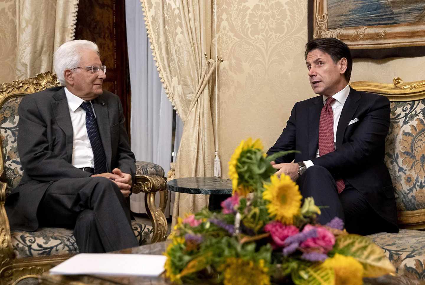 El presidente de Italia, Sergio Mattarella, junto a Giuseppe Conte, a quien ha encargado de nuevo formar gobierno.