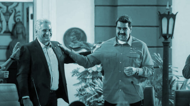 Nicolás Maduro luce camisas roja junto al presidente cubano, Miguel Díaz-Canel, en la reunión del Foro de Sao Paulo.