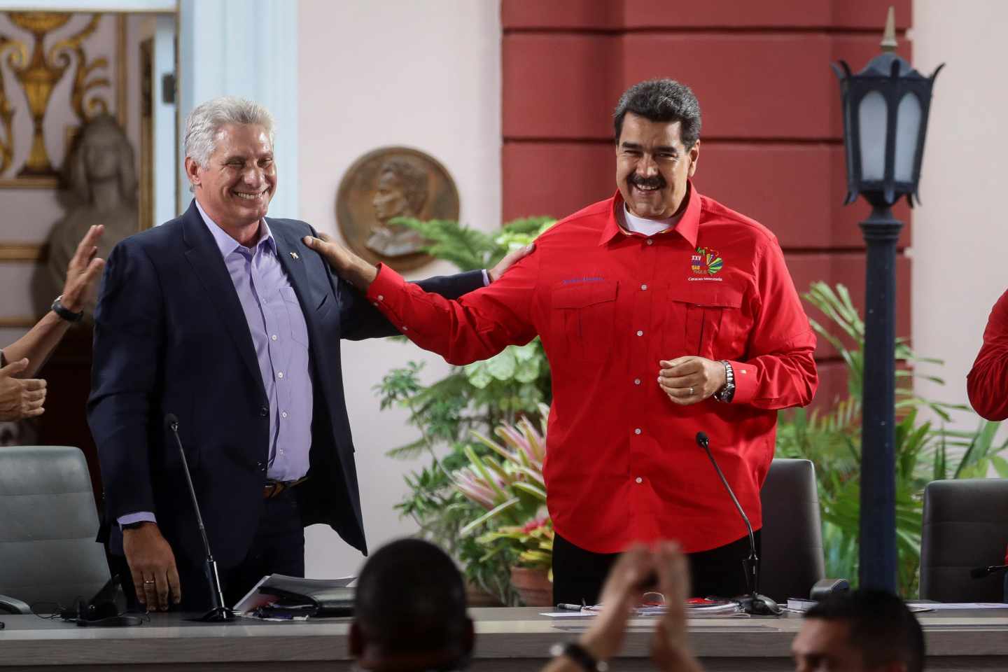 Nicolás Maduro luce camisas roja junto al presidente cubano, Miguel Díaz-Canel, en la reunión del Foro de Sao Paulo.