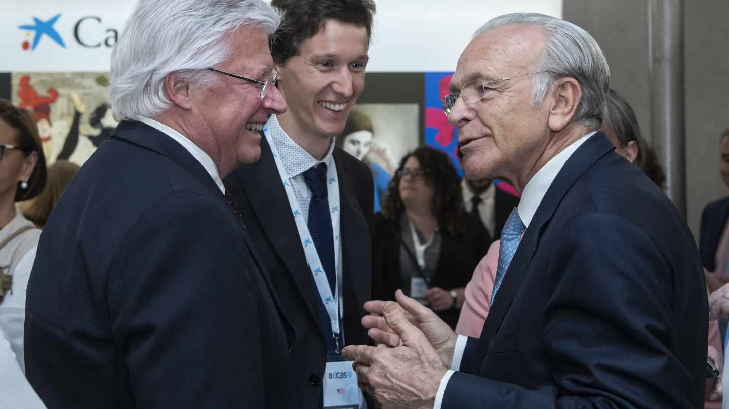 El presidente de la Fundación Bancaria la Caixa, Isidro Fainé, con un becario de la Caixa.