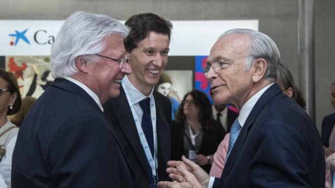 El presidente de la Fundación Bancaria la Caixa, Isidro Fainé, con un becario de la Caixa.