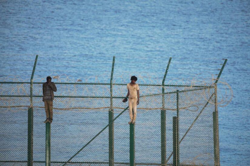 Un total de 153 migrantes entran en Ceuta saltando su doble valla en la primera incursión en grupo en un año