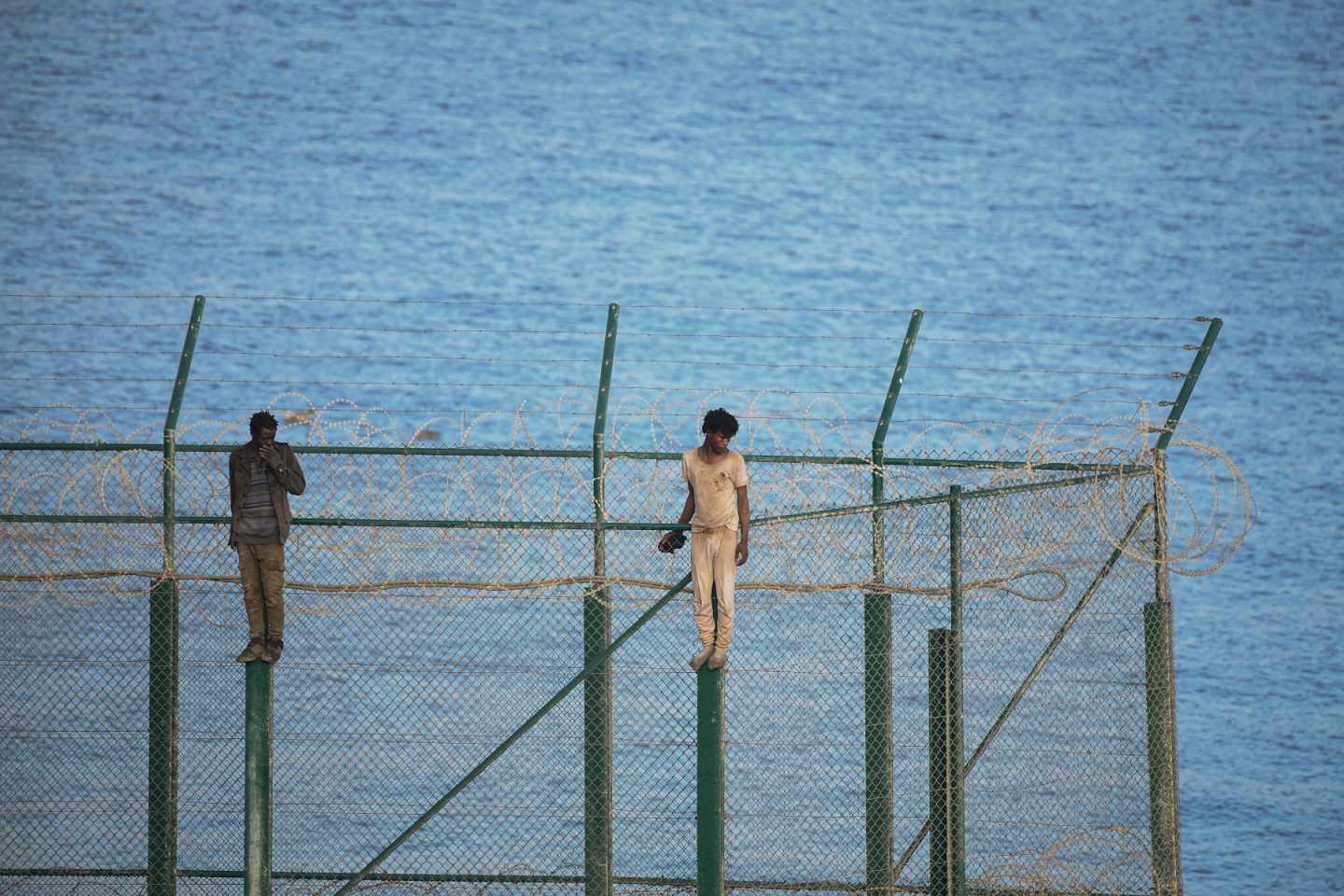 Un total de 153 migrantes entran en Ceuta saltando su doble valla en la primera incursión en grupo en un año