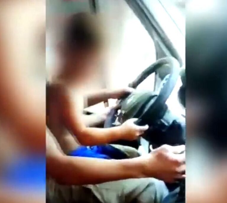 Investigan a unos padres que pusieron en el estado de Whatsapp un vídeo de su hijo conduciendo
