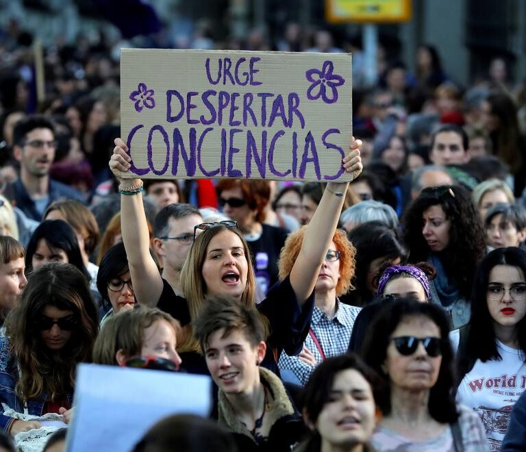 Un hombre deja inconsciente a una mujer que le recriminó por realizarle tocamientos