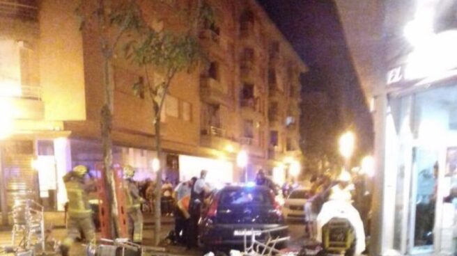 Un coche fuera de control arrolla la terraza de un bar en Girona y provoca 10 heridos