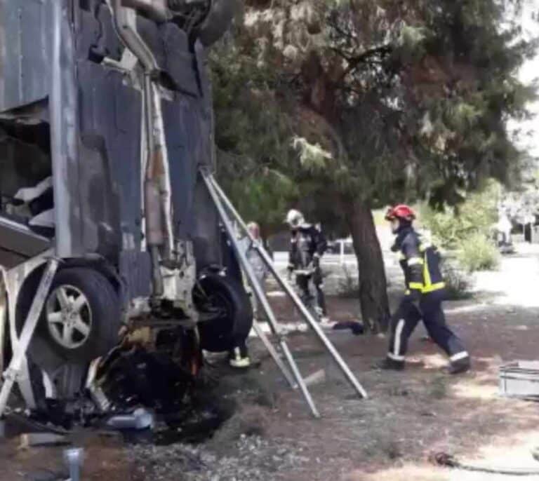 Un coche acaba de forma vertical tras salirse en una rotonda de Madrid