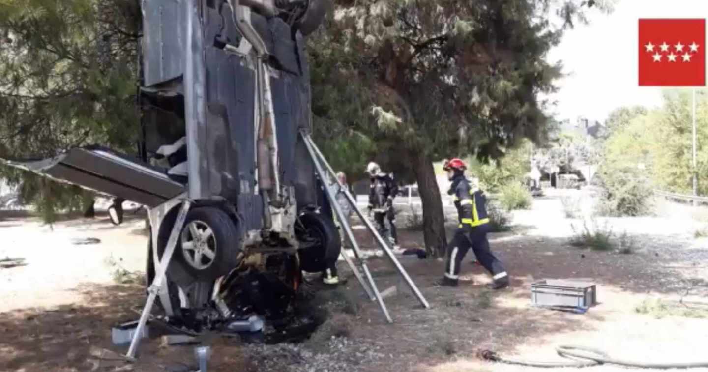 Imagen del vehículo accidentado en posición vertical.