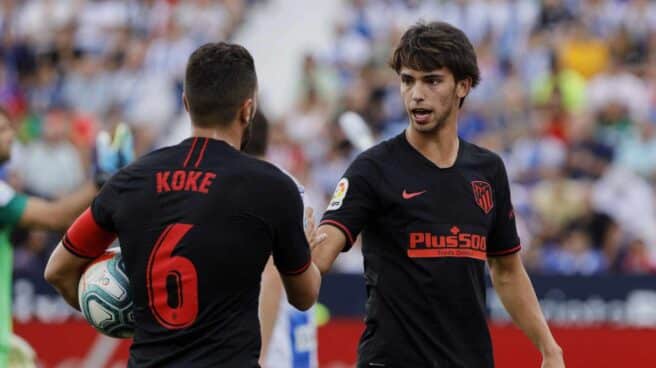 Joao Félix, delantero del Atlético de Madrid, junto a Koke, capitán del club madrileño