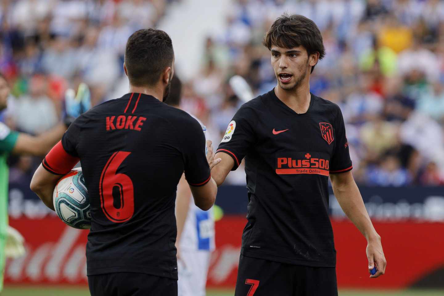Joao Félix, delantero del Atlético de Madrid, junto a Koke, capitán del club madrileño
