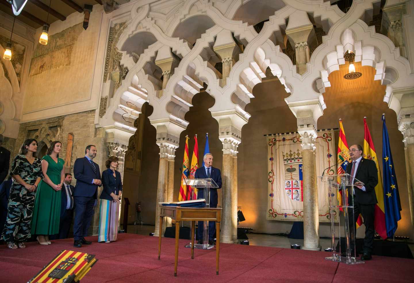 El presidente de Aragón, Javier Lambán 8d), durante su discurso tras toma de posesión del cargo este sábado en el Salón de Santa Isabel del Palacio de la Aljafería, sede de las Cortes aragonesas . Al acto, con más de cuatrocientos invitados, han asistido el ministro de Fomento en funciones, José Luis Ábalos, y la vicepresidenta del Gobierno, Carmen Calvo.