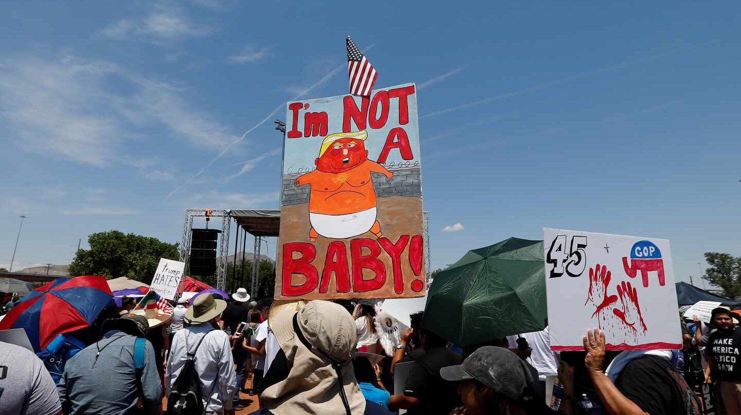 Un grupo de ciudadanos de El Paso protesta contra la visita de Trump.