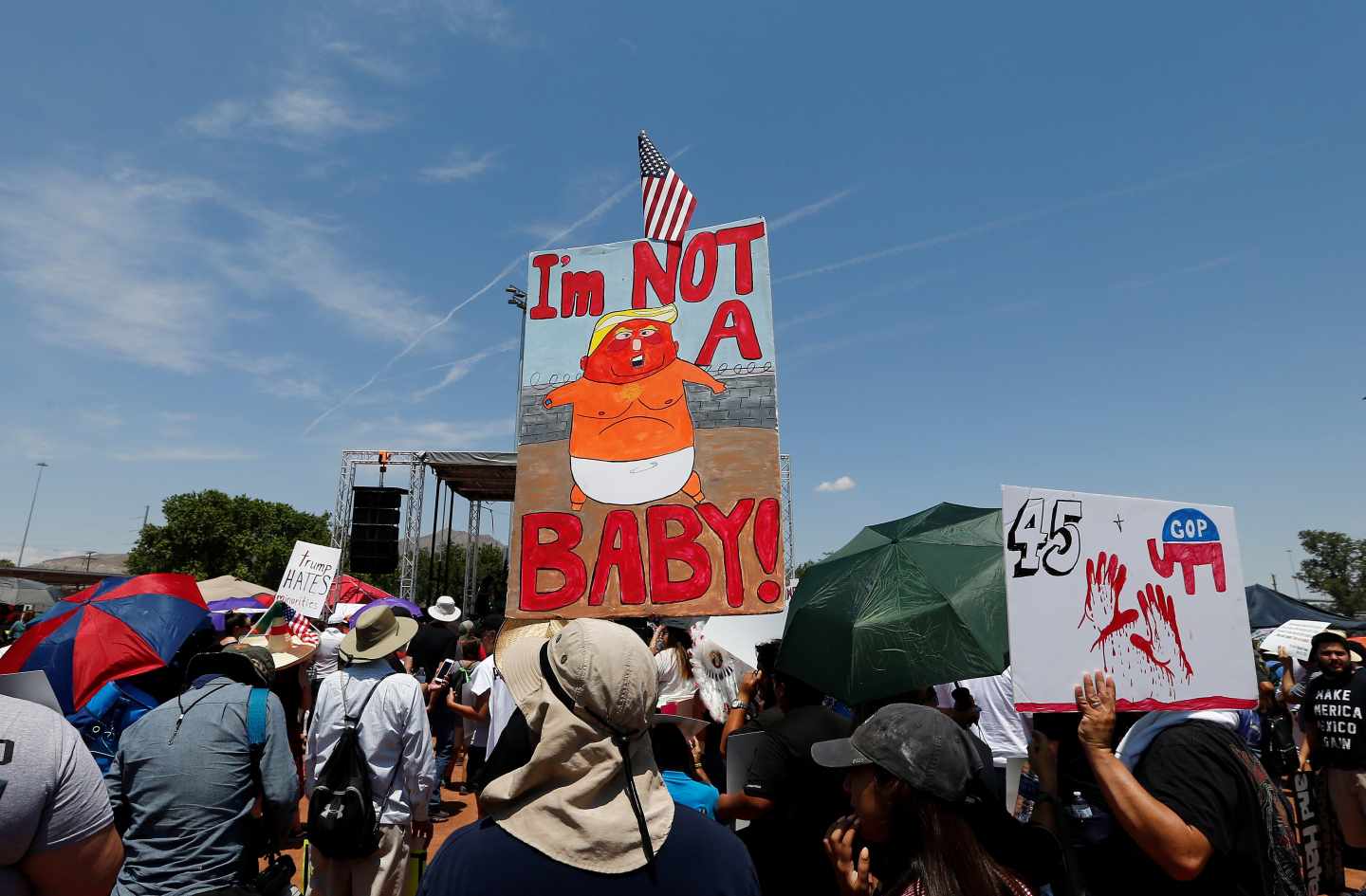 Un grupo de ciudadanos de El Paso protesta contra la visita de Trump.