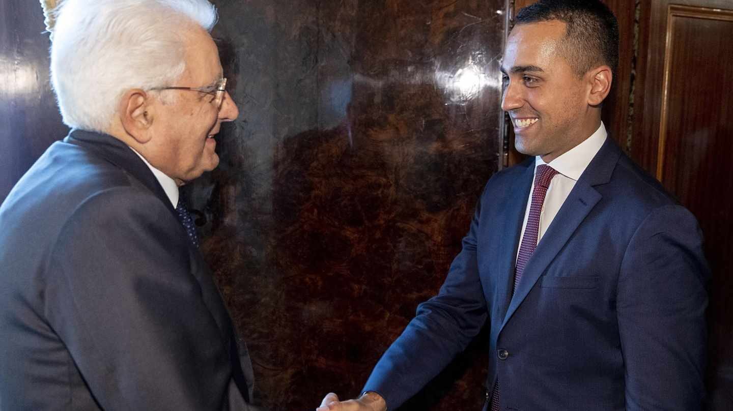 El presidente de Italia, Sergio Mattarella, saluda al líder del Movimiento 5 Estrellas, en el Quirinal.