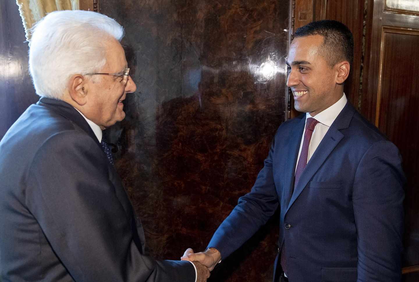 El presidente de Italia, Sergio Mattarella, saluda al líder del Movimiento 5 Estrellas, en el Quirinal.