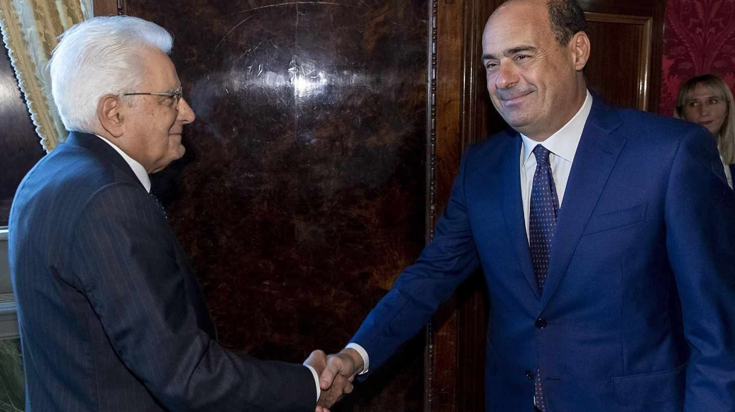 El presidente, Sergio Mattarella, saluda al líder del PD, Nicola Zingaretti, en el Quirinal.