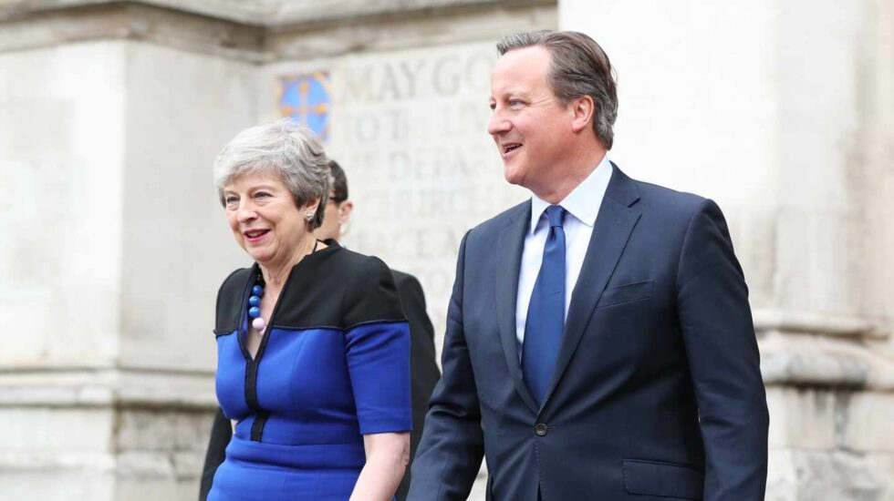 David Cameron, junto a Theresa May, su sucesora como primera ministra británica en un oficio religioso en la Abadía de Westminster.