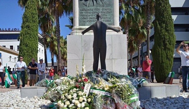 Ofrenda floral en el monumento a Blas Infante