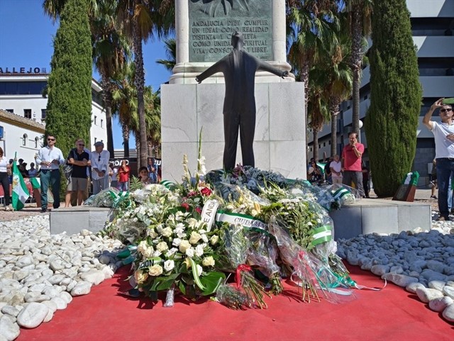 Ofrenda floral en el monumento a Blas Infante