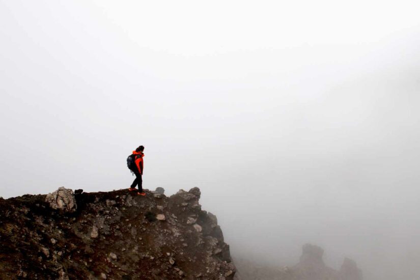 Durante la ascensión se ven precipicios que han formado los ríos de lava