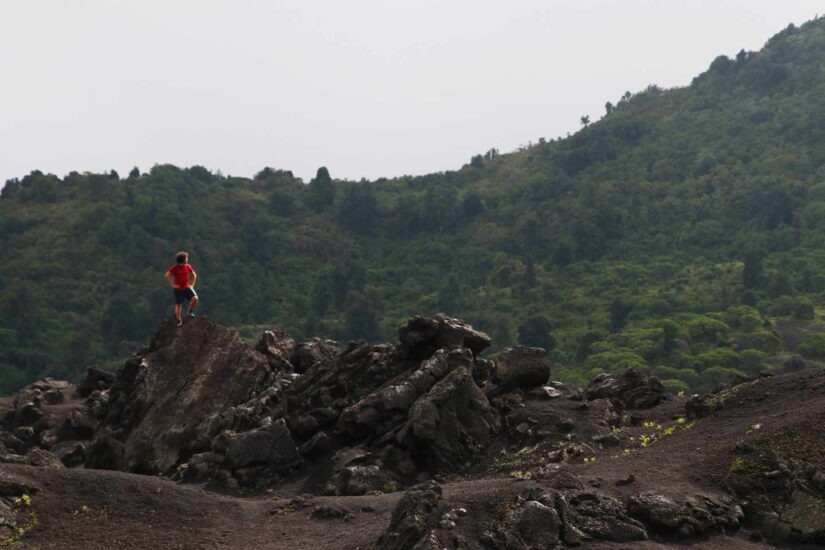 La tierra volcánica y las montañas verdes de alrededor forman paisajes preciosos