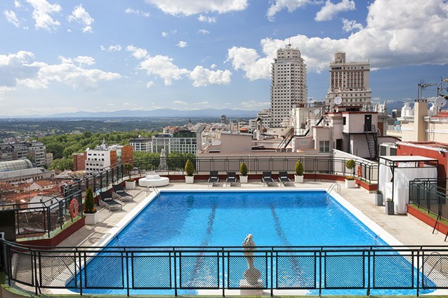 Piscina en Madrid en la terraza del Hotel Emperador en la que se ve toda la Sierra de Madrid