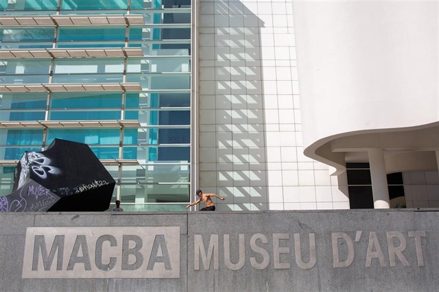 Plaza del Museo de Arte Contemporáneo de Barcelona.