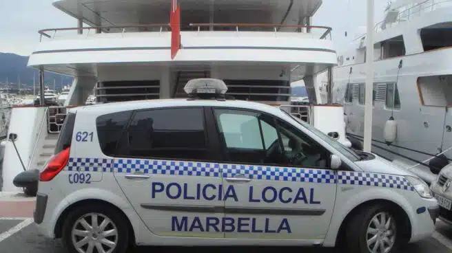 El mantero que se convirtió en héroe: ayuda a salvar la vida de una bañista en Marbella