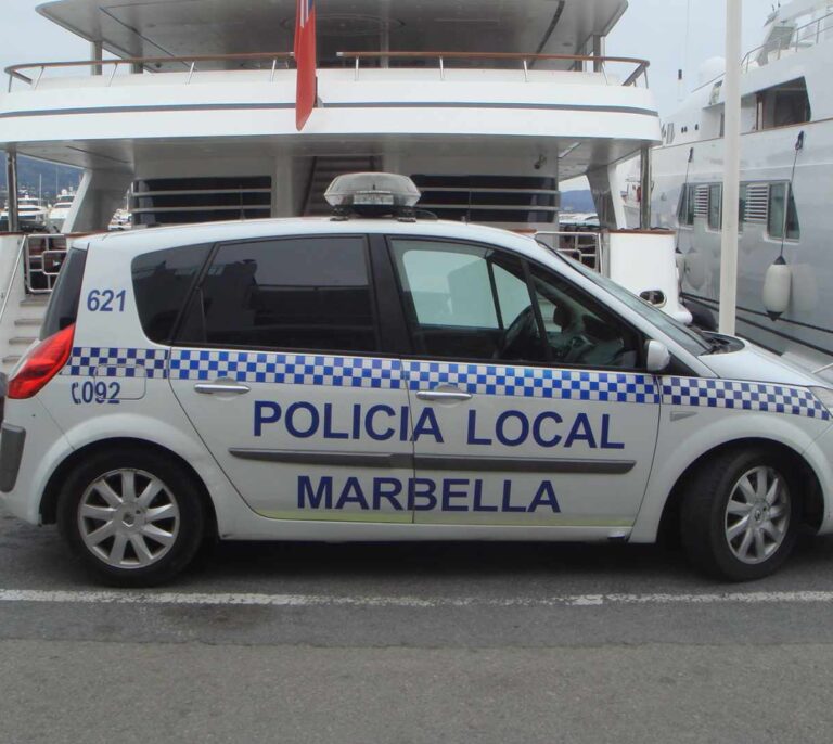El mantero que se convirtió en héroe: ayuda a salvar la vida de una bañista en Marbella