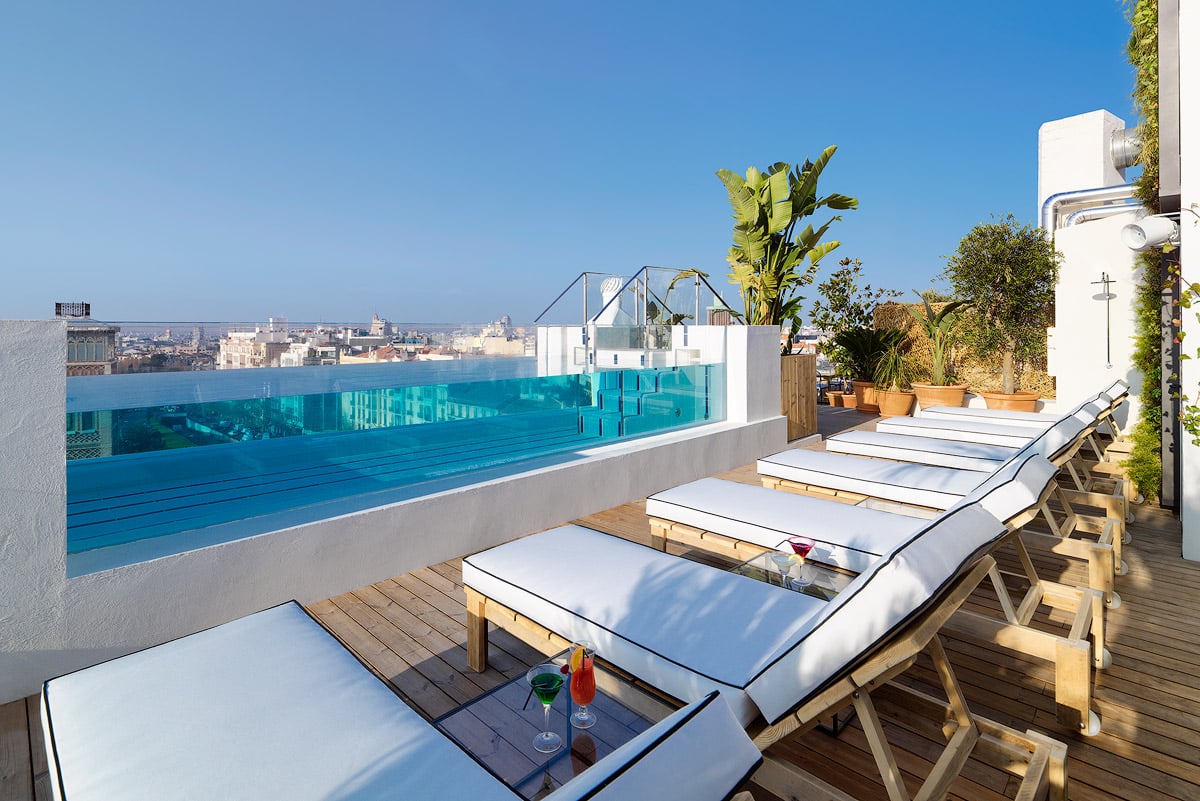 Piscina en la terraza de un rooftop de Madrid, en el hotel H10 Alcalá