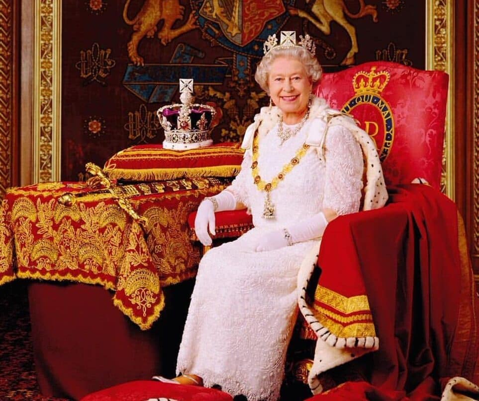 La Reina Isabel II del Reino Unido posa junto a la Corona.